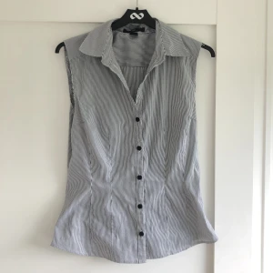 Blus - Sytt om den lite men syns knappt 