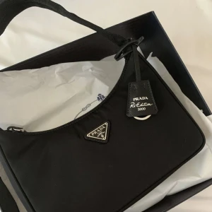 Prada Re-Edition 2005 Re-Nylon mini bag - Prada Bag i nyskick.🖤Kvittobevis, kartong och dustbag medföljer.👜📦