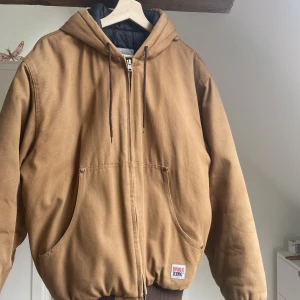 Brun jacka - Superfin och varm vinterjacka, lik den populära carhartt modellen. Har verklgien varit min favorit jacka men säljer då den har blivit lite för liten❤️🌈