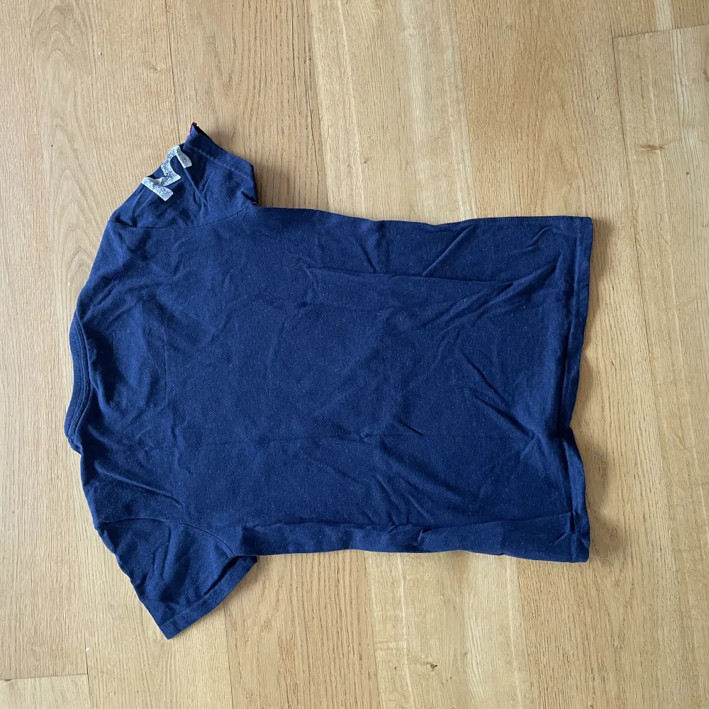 Mörkblå Superdry T-shirt i väldigt bra skick. T-shirts.