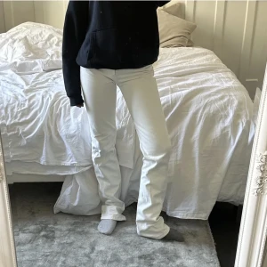 Zara jeans - Så snygga vit/ ljusblåa midwaist jeans ifrån zara!🙌🏽 Tyvärr för små för mig🥲🥲Har tar ner kanten på dom, tycker det blir asnajs med den färgen! Har en liten defekt men som inte syns så mycket (kolla bild 2)💓Fråga för mer bilder!