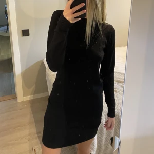 stickad klänning  - svart stickadklänning som endast är använd en gång! sticks inte alls och är i nyskick😍