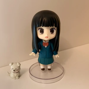 Nendroid ”Kimi ni todoke” (SÄLLSYNT) - Sällsynt nendroid som säljs för 2000kr, företaget sluta producera figuren. Går endast att få tag på ebay och amerikanska amazon och går där från ca 2800-3400kr + frakt. Den är i gott skick men köptes i andrahand. Från GOODSMILE. Köparen betalar för f