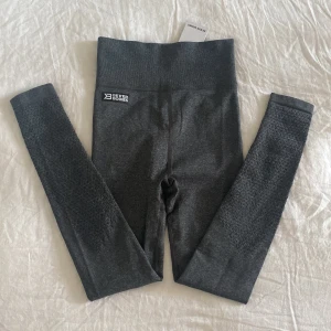 Better Bodies tights  - Oanvända träningstights från better Bodies. Lappen kvar. Liten defekt i en söm framtill (se bild)