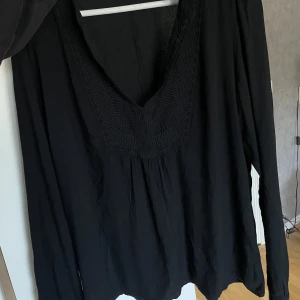 Blus  - Supersnygg blus ifrån Kappahl i storlek M. Det är bara och skriva om du har fler frågor🩷 har du mer frågor så är det bara att skriva till mig🩷 Obs! Köparen står alltid för frakten!
