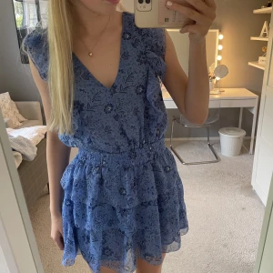 Volang klänning  - Superfin sommarklänning med blommor från pepe jeans! Bara använd ett fåtal gånger och är i jättebra skick, säljer då den tyvärr blivit för liten❤️‍🔥