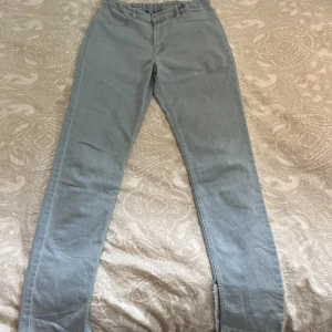 Jeans  - Fina jeans från hm använda en gång. En slits längst ner på båda sidor.🩵