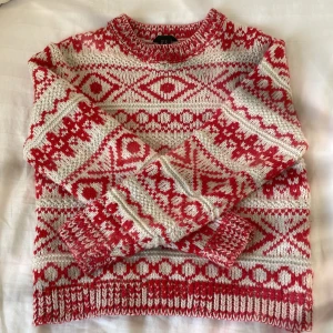 Stickad tröja med mönster - Varm och mysig stickad tröja från Lindex i storlek XS med mönster. Passar perfekt till hösten+julen🤘🏼💝Fråga om frakt. 