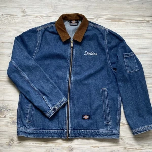 Dickies jeansjacka - Riktigt cool jeansjacka i workwear stil från Dickies 💙Jackan är använd endast en gång 🖤