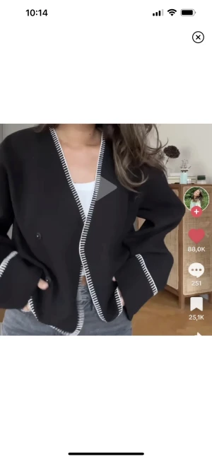 BLANKET JACKET - Så populär gina jacka som är helt slutsåld 🖤 sålt xs därav denna lika annonsen på en S 😇