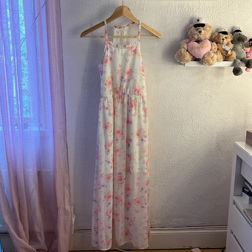En lång blommig klänning som passar perfekt till sommaren. Mekot.