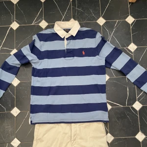 Ralph Lauren tröja - Säljer en långärmad Ralph Lauren piké som är i väldigt bra skick. Kan gå ner i pris vid smidig affär. Kan även skicka bild på kvitto vid intresse🤩 
