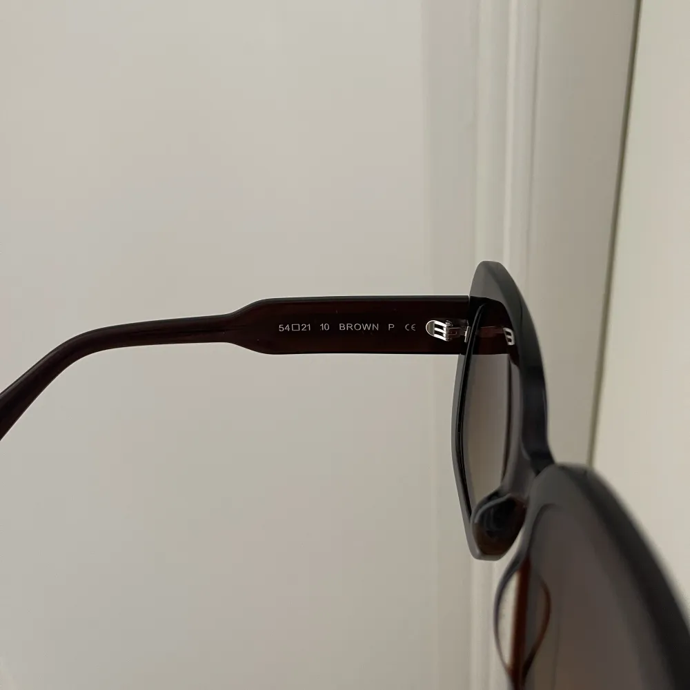 Ett par helt nya Chimi solglasögon i modellen 10 brown.  Ligger i boxen och allt tillbehör ingår.  Dom är helt slutsålda och modellen har utgått, så dom går inte längre att få tag på ❣️skriv om ni har frågor ❣️. Accessoarer.