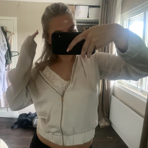 Tunnare jacka - Fin beige jacka köppt på Sellpy men från Gina!! Hör av er för fler bilder!❤️❤️❤️