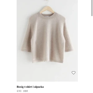 Stickad t-shirt - Stickad beige t-shirt från & other stories i storlek S, nypris 690 kr