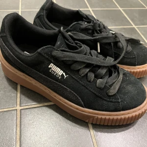 Puma Suede - Knappt använda pga fel storlek, men lite smutsiga. Bra skick! 