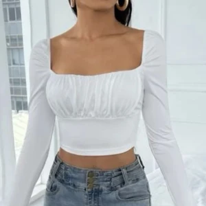 Tröja  - Säljer denna tröjan pågrund av att jag råka beställa en extra. Väldigt skön tröja💞. Inga fläckar helt fräsch. Har aldrig använt den för jag har ju en extra!!