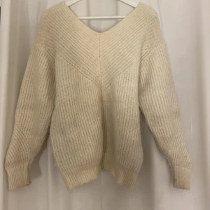 Vit stickad tröja - En vit stickad tröja från Na-Kd. Storlek xs. Använd fåtal gånger. Inga defekter.