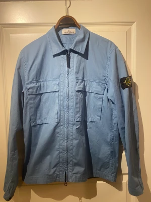Stone Island Overshirt  - En riktigt schön stone island overshirt säljes nu, skicket är riktigt shysst 9,5/10. Overshirten är i storlek S. Hit me up i meddelande för funderingar kring denna skönhet. 