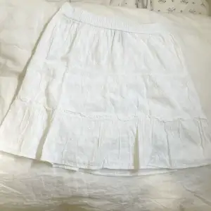 jag säljer min kjol från amsterdam, jag har aldrig använt den och den finns även i ett set med den matchande vita blusen (den är inte genomskinlig)