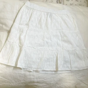 White Skirt - jag säljer min kjol från amsterdam, jag har aldrig använt den och den finns även i ett set med den matchande vita blusen (den är inte genomskinlig)