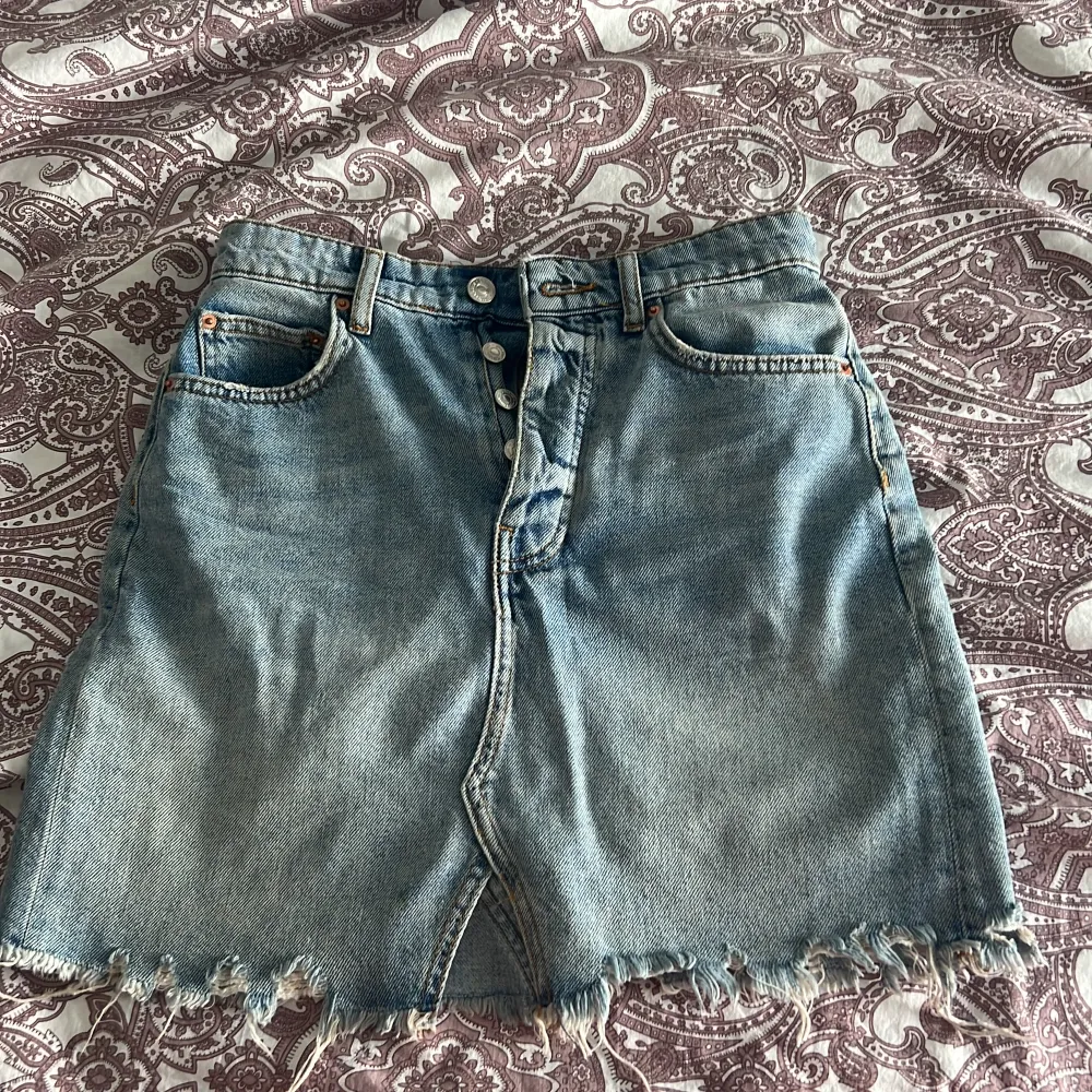 Jätte fin jeans kjol som inte har kommit till användning så mycket eftersom storleken inte passar mig. Inget är förstört och den är använd Max 2 ggr. . Kjolar.