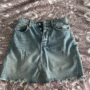 Jätte fin jeans kjol som inte har kommit till användning så mycket eftersom storleken inte passar mig. Inget är förstört och den är använd Max 2 ggr. 