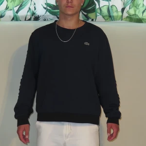 Lacoste sweatshirt  - Tjena! Säljer denna Lacoste sweatshirt. Con: 9/10 Väldigt bra skick! Storlek XL. Men sitter bra på mig, lite baggy vilket är skönt. Jag är 178cm och väger 74kg.  Hör av dig vid mer frågor! : )  