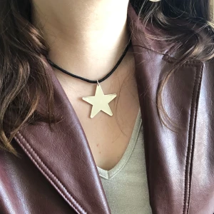 Coolt stjärnhalsband  - Halsband köpt i en affär i Berlin! 