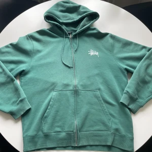 Stussy zip up - Stussy zip up i storlek XL, skulle säga den sitter bäst på någon som vanligtvis har large då den ser bäst ut oversized.