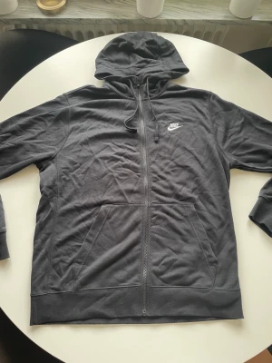 Nike hoodie - Nike zip up hoodie, bara andvänd ett fåtal gånger då den var för stor. Storlek large