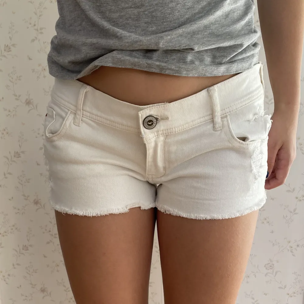 Jättesnygga jeansshorts i bra skick från hollister. Skriv priv om ni har frågor. . Shorts.