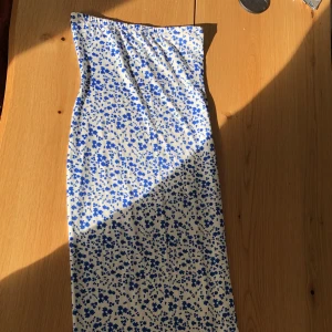 lång tubklänning  - lång blommig tubklänning storlek S