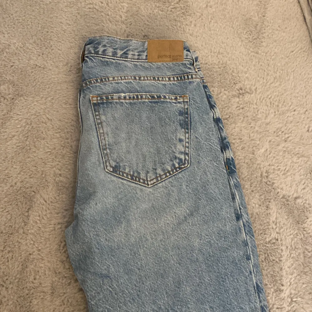Säljer även mina blåa jeans som är  likadana som den grå, samma storlekt o allt, har även ett par likadana i ljusblå fast i storlek 32. Jeans & Byxor.