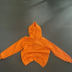 Tvärskön mads norgaard hoodie - Nice hoodie från mads norgaard. Pris kan diskuteras. Rekommenderar starkt denna