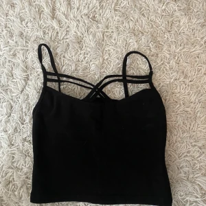Topp  - En svart topp från Gina tricot. 