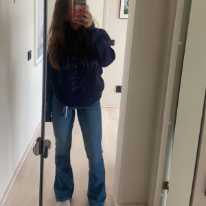 LÅGMIDJADE JEANS  - Assnygga lågmidjade jeans som är helt nya! Stl S💗mitt midjemått är ca 80cm och är 162 cm lång🙏🏼 FRI FRAKT!!!