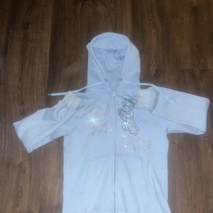 Vonstudio zip hooide  - Köpt från vonstudio  Bra skick Liten i storlek Ärmarna har fläckar Pris kan diskuteras