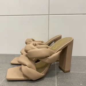 Beige klackskor - Använda endast en gång. Som nya. Klackhöjd: 11 cm.