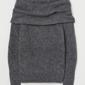 Stickad tröja - Säljer nu denna slutsålda tröjan ifrån hm! Den är väldigt sparsamt använd. Skriv för egna bilder eller frågor!! Köparen står för frakten. den är ganska stor i storleken så jag skulle nog säga att det är mer en s/m än xs! Nypris 299kr 🩶🩶