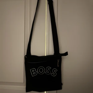 Väska  - Väska från Hugo Boss! Nypris 1000kr