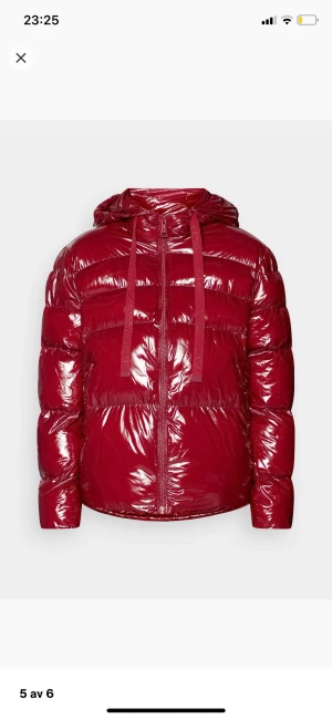 Vinter jacka - Säljer min fina röda vinterjacka strl m men passar s , för fler bilder skriv gärna o för mer info skriv gärna, äkta GUESS köpt från zalando