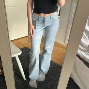 Lågmidjade Bootcut jeans - Helt oänvända lågmidjade jeans med prislapp kvar! Passar säkert även en S då de är stretchiga. Innerbenslängd: 80cm. Midjemått:35cm. Köp sker via ”köp nu”