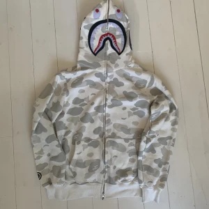 Bape Hoodie vit - Ny skick! Present som jag aldrig använt och väljer därför att sälja den. Storlek M men passar S bra.