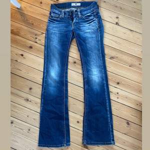 Säljer dessa såååå snygga jeans då dem är för små💔buda eller köp dirrekt för 250!! Midja: 36cm - Innerben: 81cm - ytterben: 102