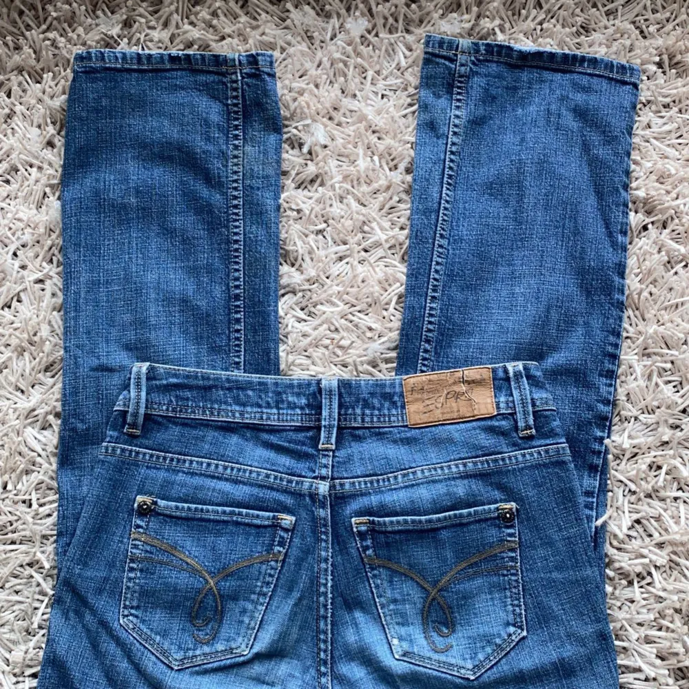 Säljer dessa low waist bootcut jeans från esprit då de är förstora för mig, jag bär vanligtvis storlek 34/S och är 170cm lång 🩷 skriv vid funderingar och innan ni trycker på köp nu!! . Jeans & Byxor.