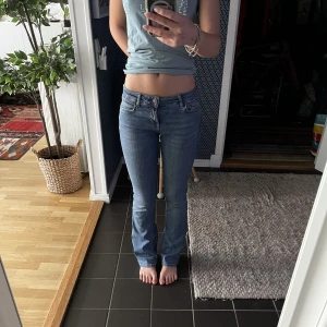 Lågmidjade zara jeans - Jättefina lågmidjade jeans från zara som är slutsålda, ganska strechigt material, strl 34 men passar mig som har 32💓