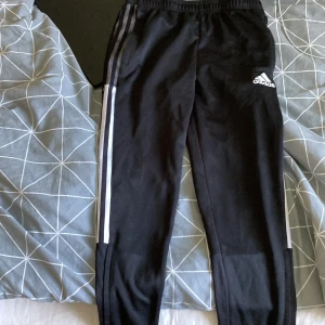 Adidas träningsbyxor  - Säljer mina adidas byxor för att dom är för korta i benen nu. Köpta på stadium för 400 men mitt pris är 200 eftersom ena snöret åkte av i tvätten. Strl 164