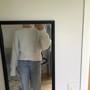Stickad tröja HM  - Vit stickad tröja från H&M i storlek S🤍så varm och gosig nu till hösten och vintern!🍁 OBS! Köparen står för frakten