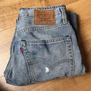 Kollar om någon är intresserad av att köpa mina knappt andvända levis jeans köpta för 1300 